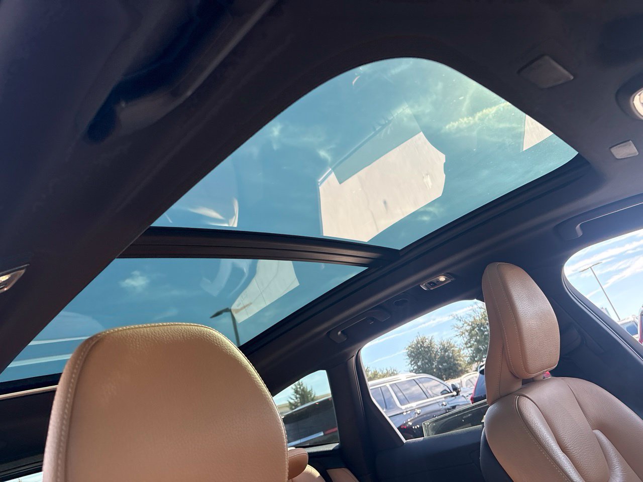 Used 2019 Volvo XC60 T5 Momentum w/ Multimedia Package FWD image 14