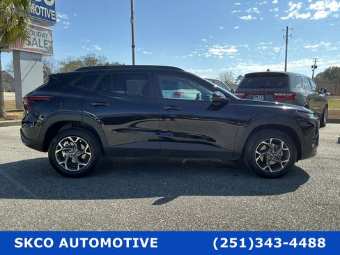 Used 2025 Chevrolet Trax LT w/ LT Convenience Package image 6