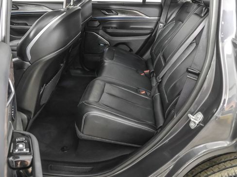 Used 2022 Jeep Grand Cherokee Overland w/ Luxury Tech Group IV AWD/4WD image 40
