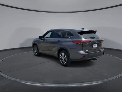 Used 2022 Toyota Highlander XLE AWD/4WD image 6
