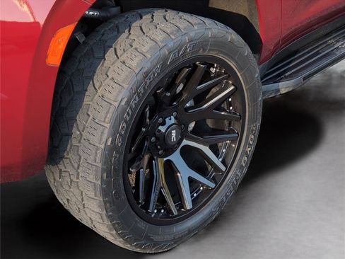 Used 2023 GMC Yukon AT4 image 34