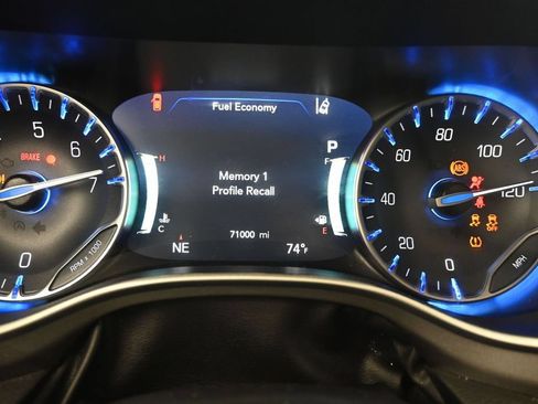 Used 2023 Chrysler Pacifica Touring-L FWD image 14