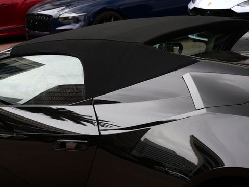 Used 2024 Lamborghini Huracan EVO image 11