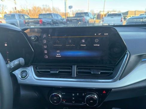 Used 2025 Chevrolet Trax LT w/ LT Convenience Package image 40