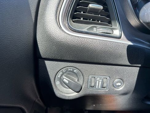 Used 2022 Dodge Challenger SXT image 15