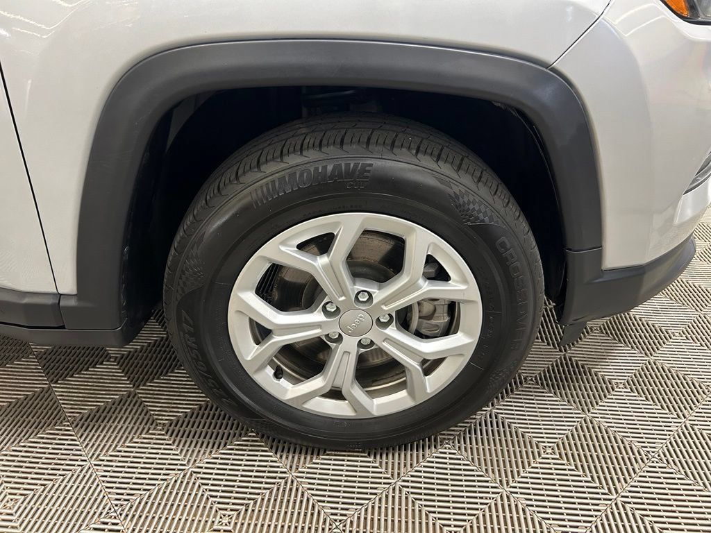 Used 2024 Jeep Compass Latitude AWD/4WD image 2
