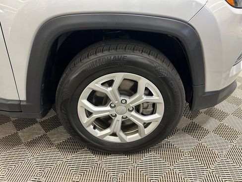 Used 2024 Jeep Compass Latitude AWD/4WD image 2