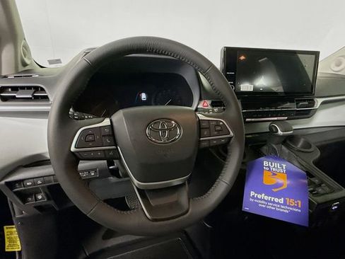 Used 2026 Toyota Sienna XLE FWD image 11