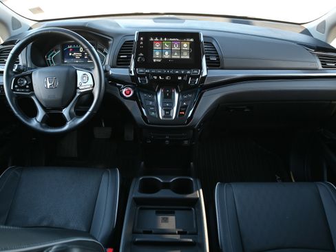 Used 2024 Honda Odyssey Elite image 3