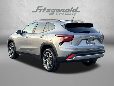 Used 2025 Chevrolet Trax LT image 8