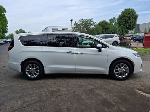 Used 2023 Chrysler Pacifica Touring-L AWD/4WD image 7