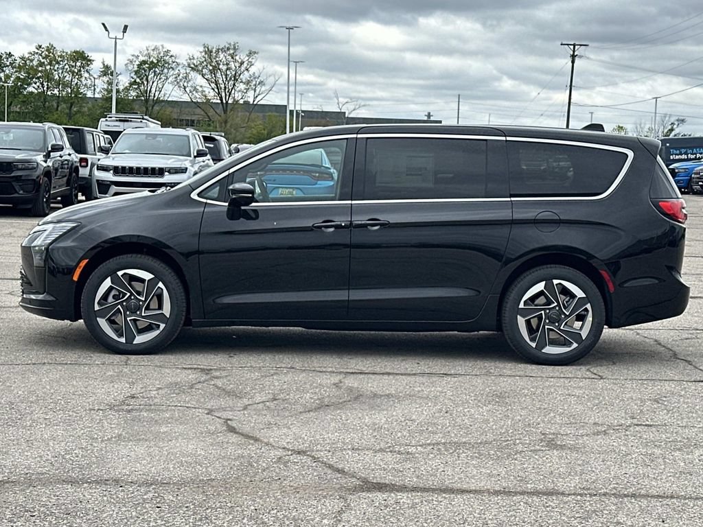 New 2027 Chrysler Pacifica Limited AWD/4WD image 5