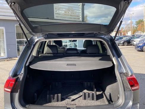 Used 2020 Volkswagen Tiguan SE w/ Panoramic Sunroof Package image 6
