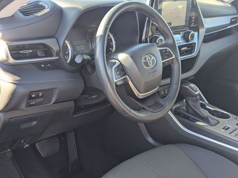 Used 2024 Toyota Highlander LE image 15