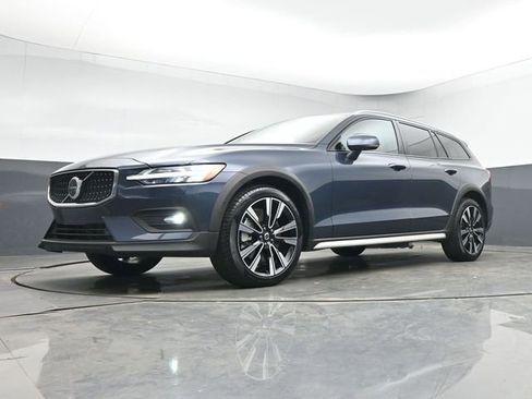 Used 2025 Volvo V60 B5 Cross Country Ultra AWD/4WD image 39