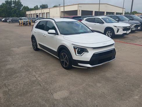 Used 2025 Kia Niro LX FWD image 6