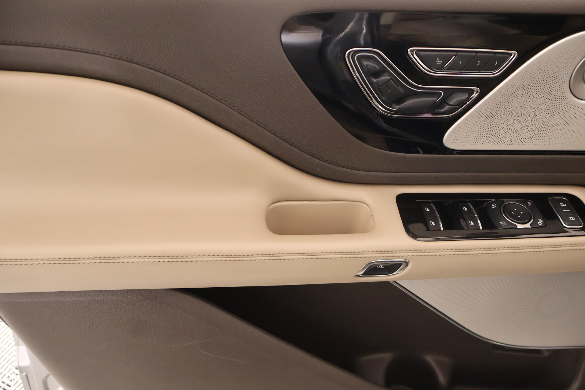 Used 2022 Lincoln Aviator Reserve w/ Equipment Group 201A AWD/4WD image 18