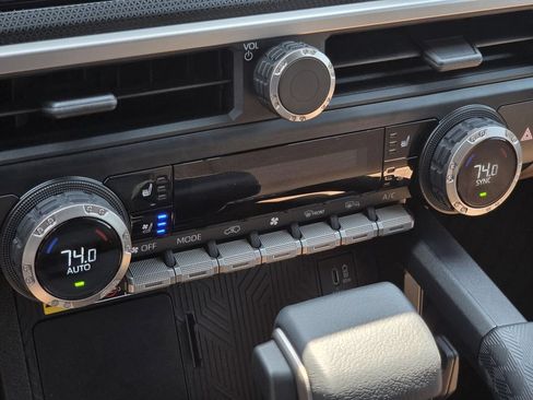 Used 2025 Toyota 4Runner Limited AWD/4WD image 19