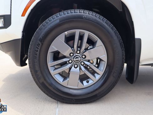 Used 2025 Nissan Frontier SV w/ SV Convenience Package RWD image 10