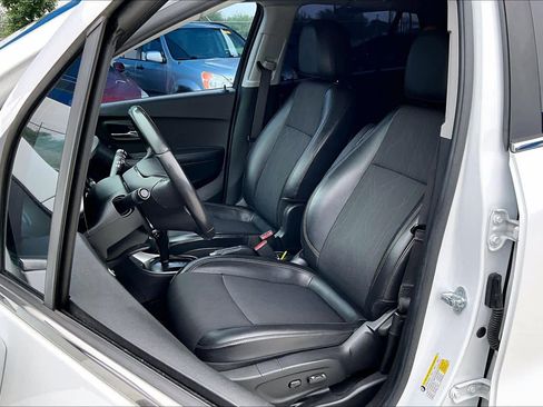 Used 2020 Chevrolet Trax LT w/ LT Convenience Package AWD/4WD image 8