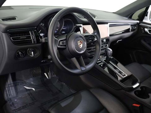 Used 2025 Porsche Macan image 31