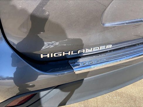 Used 2023 Toyota Highlander LE image 30