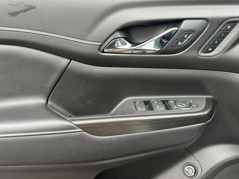 Used 2021 GMC Acadia SLT w/ Elevation Edition image 10