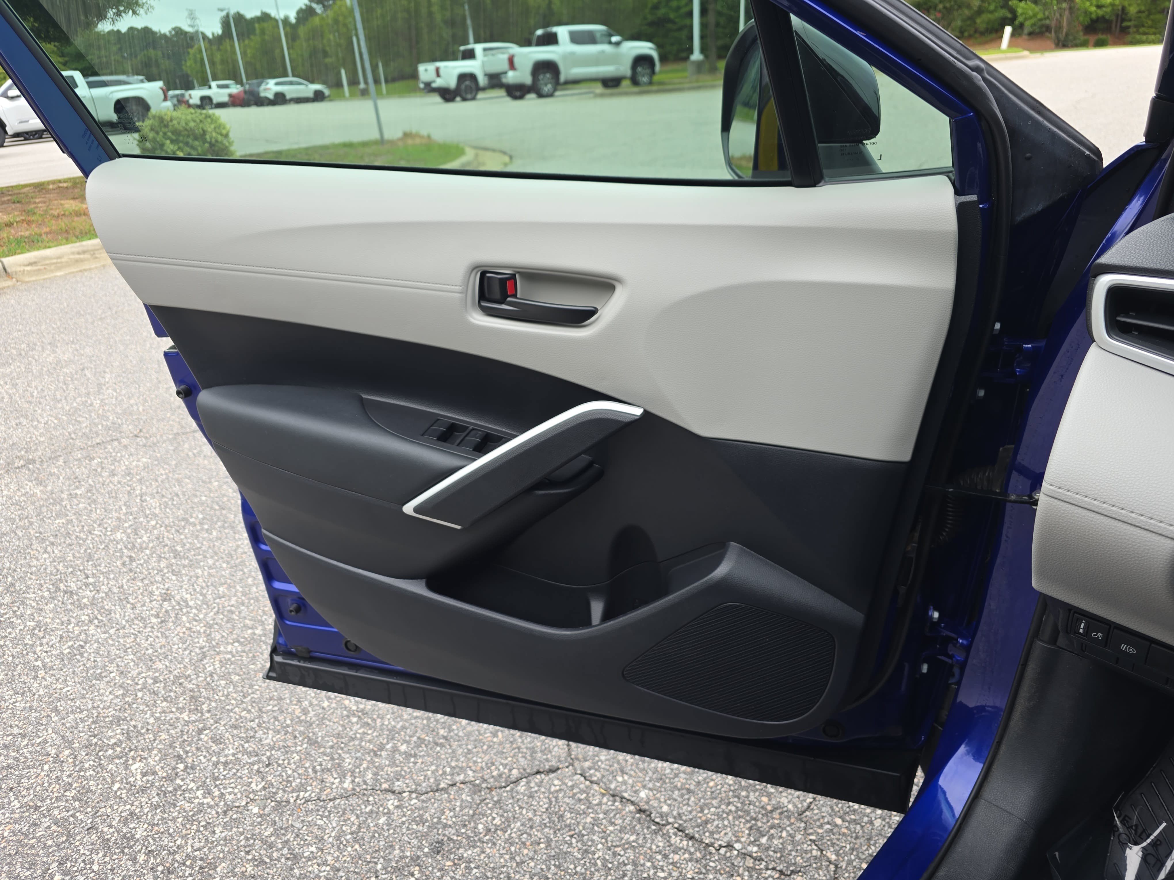Used 2025 Toyota Corolla Cross LE FWD image 25