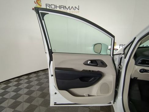 Used 2021 Chrysler Pacifica Touring-L image 17