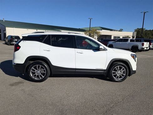 Used 2023 GMC Terrain SLT image 3