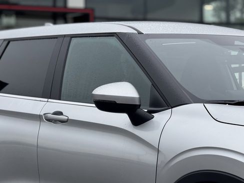 New 2025 Mitsubishi Outlander ES image 4