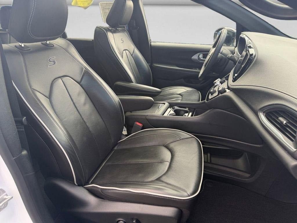 Used 2025 Chrysler Pacifica Limited FWD image 15