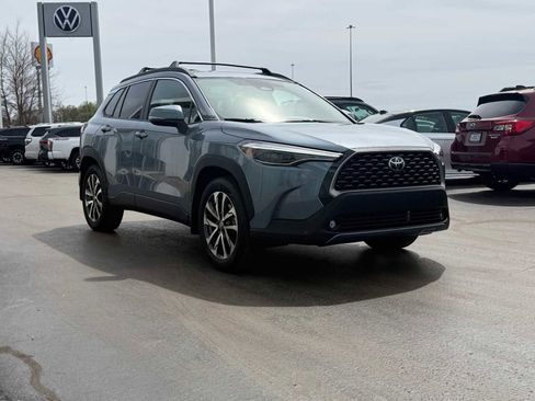 Used 2024 Toyota Corolla Cross XLE w/ Convenience Package FWD image 3