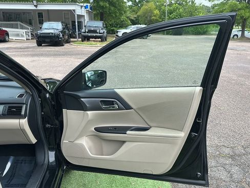 Used 2015 Honda Accord LX image 22
