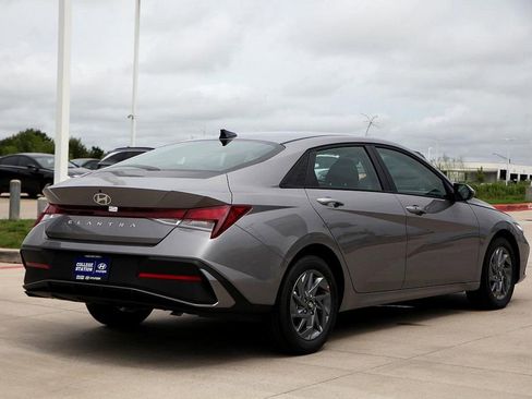 Used 2024 Hyundai Elantra SEL image 7