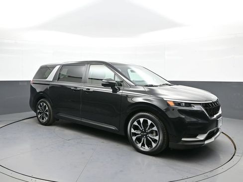 Used 2023 Kia Carnival EX image 4