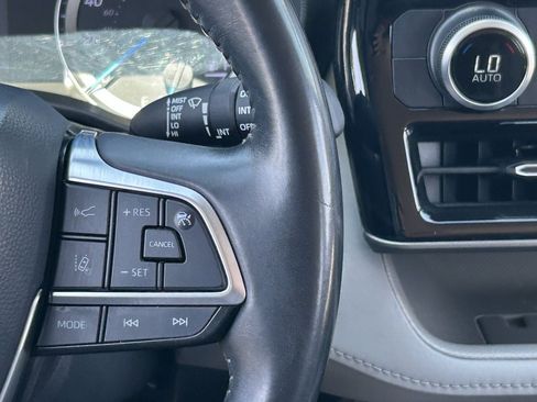 Used 2021 Toyota Highlander LE FWD image 25