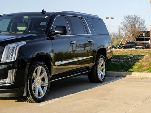 Used 2019 Cadillac Escalade ESV Premium Luxury image 9