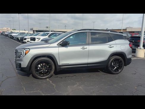 Used 2024 GMC Terrain SLE w/ Driver Convenience Package FWD image 5