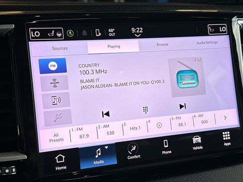 Used 2023 Chrysler Pacifica Touring-L FWD image 18