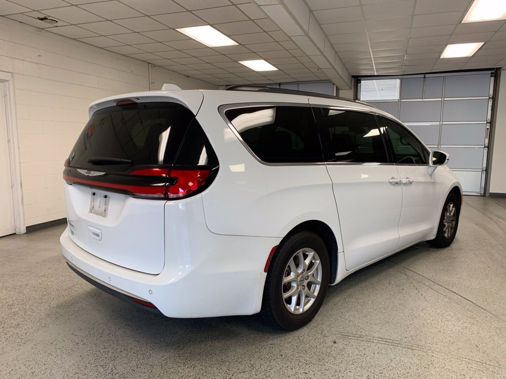 Used 2022 Chrysler Pacifica Touring-L FWD image 4