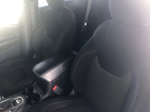 Used 2019 Jeep Cherokee Latitude w/ Popular Appearance Group image 17