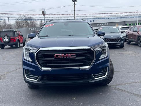 Used 2022 GMC Terrain SLE w/ Driver Convenience Package image 2