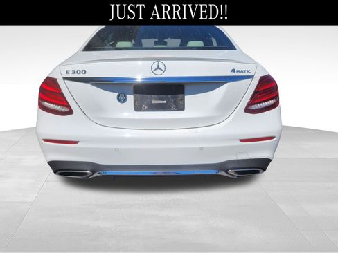 Used 2017 Mercedes-Benz E 300 4MATIC image 4