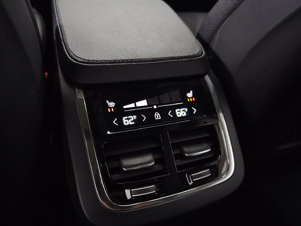 Used 2022 Volvo XC90 T6 Momentum w/ Climate Package AWD/4WD image 32