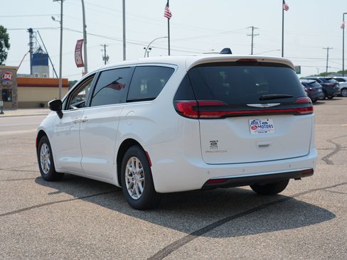 Used 2023 Chrysler Pacifica Touring-L FWD image 6