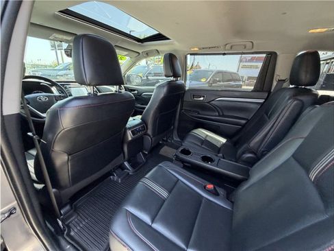 Used 2019 Toyota Highlander SE FWD image 22