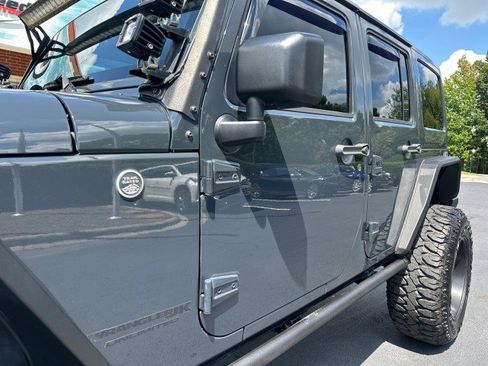 Used 2018 Jeep Wrangler Unlimited Sahara AWD/4WD image 19