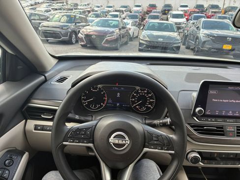Used 2025 Nissan Altima 2.5 SV FWD image 29