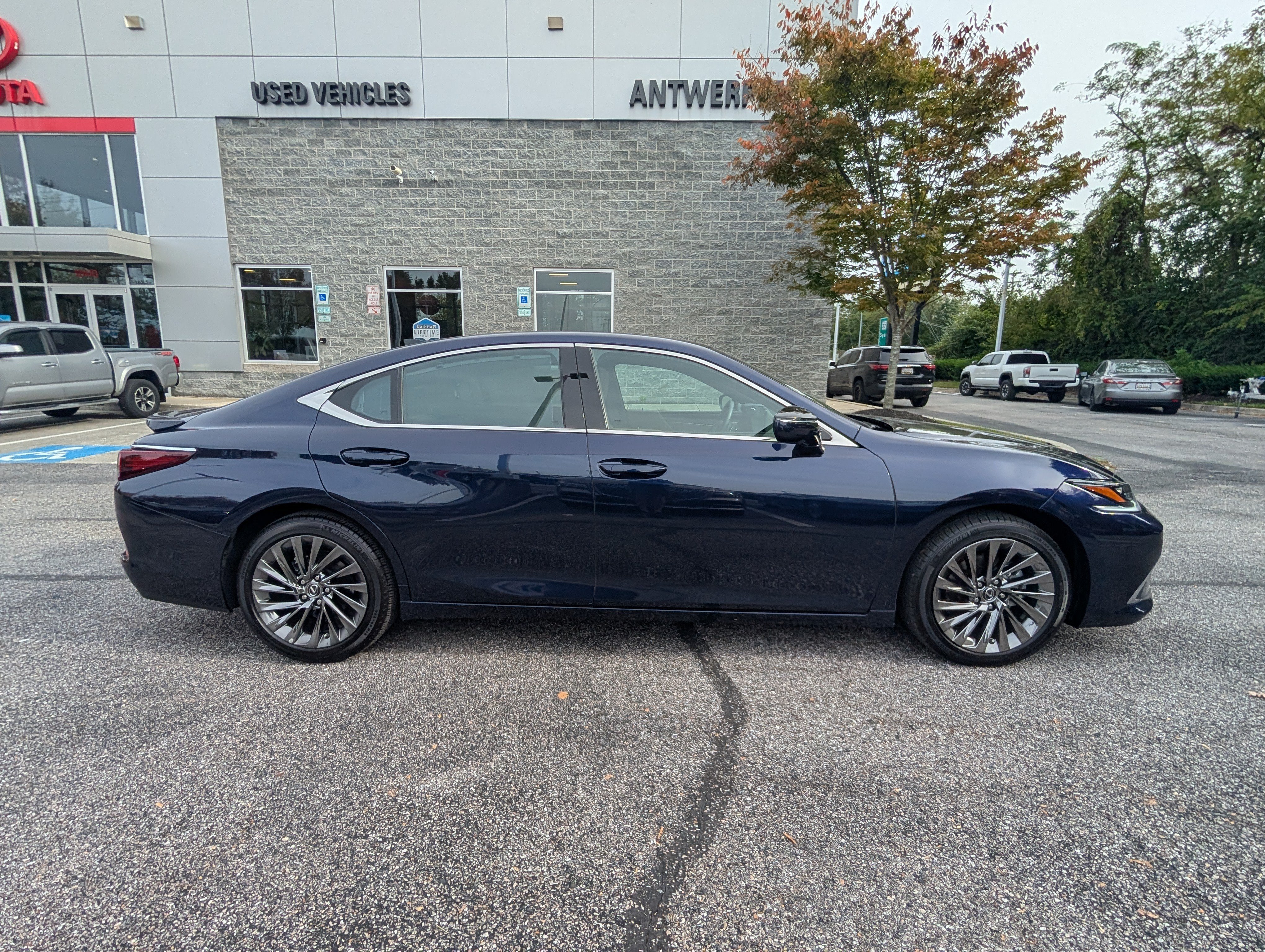 Used 2025 Lexus ES 350 Ultra Luxury FWD image 2